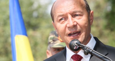 Stire din Politică-Administrație : Băsescu participă la slujba de la Mănăstirea "Izvorul Tămăduirii" din Salva