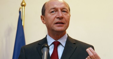 Stire din Politică-Administrație : Băsescu cere Parlamentului reexaminarea Legii privind referendumul validat cu prezență de 30%