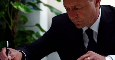 Stire din Politică-Administrație : Președintele Traian Băsescu a promulgat Legea referendumului