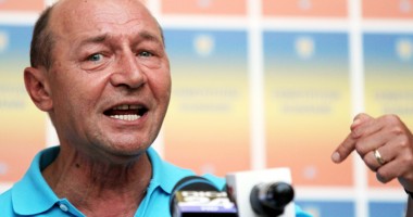 Stire din Politică-Administrație : Ce spune Traian Băsescu despre prelungirea programului de votare