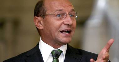 Stire din Politică-Administrație : Băsescu: "Guvernul să găsească soluții pentru cluburi, nu să le închidă"