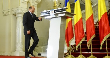 Stire din Politică-Administrație : Băsescu, întâlnire cu miniștrii francezi. 200 de romi pichetează Palatul Cotroceni