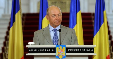 Stire din Politică-Administrație : Traian Băsescu, decorat de Patriarhul Alexandriei