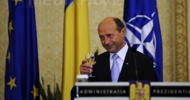 Stire din Politică-Administrație : Traian Băsescu: 2012 să reînvie optimismul și credința că putem reuși rămânând solidari cu destinul națiunii