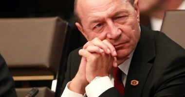 Stire din Politică-Administrație : Băsescu, la MAMAIA: "Mi-a plăcut aglomerația din Mamaia, dar nu mi-a plăcut mizeria"