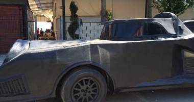 Stire din Eveniment : Ca în anii '60, pe străzile din Eforie Nord. Batmobilul, suprins pe faleză