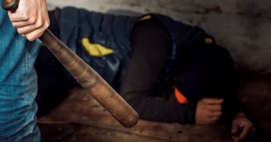 Stire din Eveniment : A intrat cu o bâtă de baseball într-un magazin și a snopit în bătaie 6 bărbați