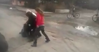Stire din Social : BĂTAIE ÎN STRADĂ. Trei femei s-au încăierat pentru un bărbat. VIDEO