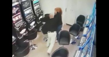 Angajata unei săli de jocuri, bătută și jefuită de un client nervos