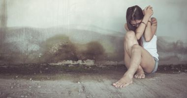Stire din Eveniment : Adolescentă de doar 15 ani, bătută cu bestialitate de fostul iubit