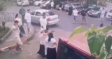 Stire din Eveniment : Bătaie cu săbii și bâte între două clanuri, lângă un spital de renume din țară. Intervenție masivă a poliției