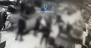 Stire din Eveniment : Scandal violent într-un centru comercial. 11 tineri s-au bătut cu pumnii, scaunele și cuțitul