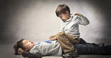 Stire din Eveniment : Dosar penal după o bătaie între doi copii de 11 ani. Tatăl unuia, acuzat că a agresat un minor
