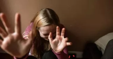 Stire din Eveniment : Scandal la liceu. Elevă de 17 ani agresată de colegă în pauză