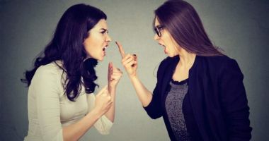 Stire din Eveniment : Bătaie ca-n filme la primărie! Scandalul dintre cele două femei a pornit din cauza unui bărbat