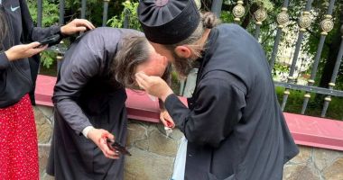 Stire din Actualitate : Scandal violent la Catedrala din Cernăuți: mai multe persoane au intrat în biserică și au bătut preoții