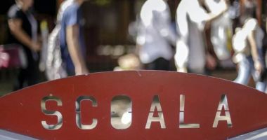 Stire din Eveniment : Elev bătut cu pumnii şi cu picioarele de un coleg şi de fratele acestuia, chiar în incinta şcolii