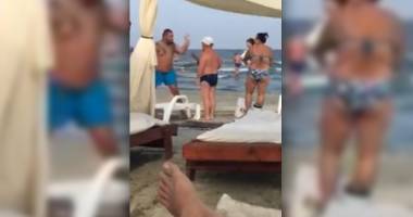 Stire din Eveniment : VIDEO. Turistă bătută pe plajă pentru că nu a vrut să își ia sezlong / Cu ce amendă s-a ales bătăușul. UPDATE