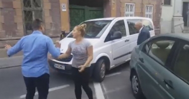 Stire din Eveniment : VIDEO. IMAGINI INCREDIBILE! Bătaie pentru un loc de parcare
