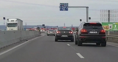 Stire din Eveniment : Bătaie de joc! Polițiștii i-au identificat pe șoferii constănțeni care se șicanau în trafic pentru a-i ... mustra