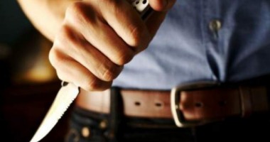 Stire din Eveniment : Băiat de 15 ani, înjunghiat în fața școlii