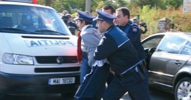 Stire din Eveniment : Doi agenți de poliție au fost loviți cu sticle într-un bar. Agresorii au fugit