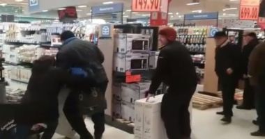 SCENE INCREDIBILE. Bătaie pe televizoare la promoție!