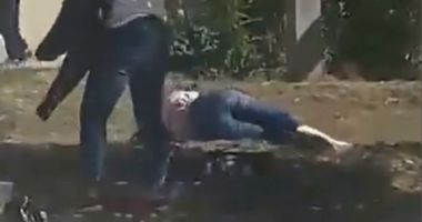 Scene șocante la școală! Elevă bătută până a leșinat