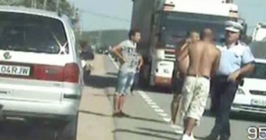 Stire din Eveniment : Îmbrăcați-vă decent, nu ascultați muzică la căști - Ghidul poliției pentru evitarea violențelor