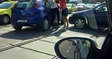 Imagini incredibile! Bătaie și păruială între șoferițe - 2