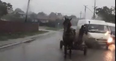 Stire din Actualitate : VIDEO. Scene șocante în trafic, un bărbat a făcut praf o mașină cu bâta