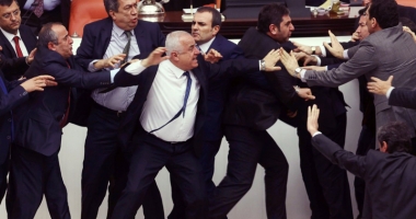 Stire din Actualitate : Bătaie ca în filme  în Parlamentul Turciei