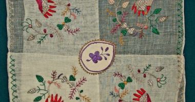 Stire din Cultură-Educație : Batistă cu punguţă din anul 1930, expusă la Muzeul de Artă Populară