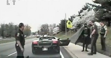Stire din Monden : Doi polițiști americani l-au oprit pe Batman în trafic! / Video