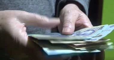 Stire din Eveniment : Bătrân înşelat de falşi angajaţi de la gaze. Hoţii au fost filmaţi în timp ce-i furau banii din casă