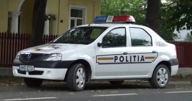 Stire din Eveniment : Un șofer este verificat de polițiști după ce a fost filmat urcându-se la volan cu mare dificultate