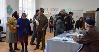 Stire din Eveniment : Un bătrân nervos a fost amendat într-o secție de votare. Bărbatul de 81 de ani a jignit persoanele prezente