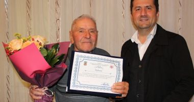 Stire din Social : Constănțean de 100 de ani, premiat de primarul Decebal Făgădău
