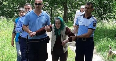 Stire din Eveniment : O bătrânică dată dispărută, găsită în viață în pădure, după două zile. Stătea ghemuită, în mijlocul pustietății