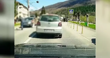 Stire din Eveniment : Impact terifiant! Două bătrâne au fost spulberate pe trecerea de pietoni