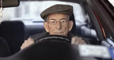 Stire din Eveniment : Accident și controverse. Un șofer trecut de 80 de ani reaprinde dezbaterea despre vârsta la volan