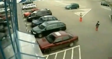 Stire din Eveniment : VIDEO/ O bătrână a găsit un portofel în parcarea unui supermarket, dar nu l-a înapoiat proprietarei! Vezi ce riscă!