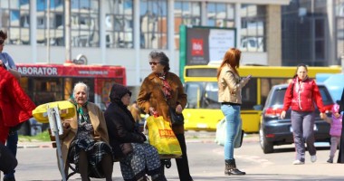 Stire din Social : Bătrânii bolnavi, îngrijiți de rude, la domiciliu