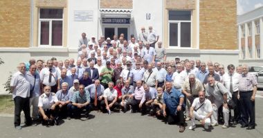 Stire din Economie : Bătrânii lupi de mare s-au întâlnit după 40 de ani
