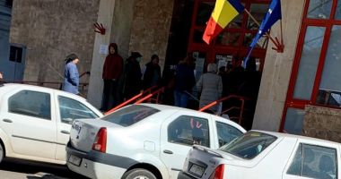 Stire din Social : Bătrâni inconștienți dau buluc la Casa de Pensii