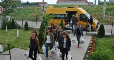 Stire din Cultură-Educație : Bătrâni singuri  și copii  din plasament, înveseliți  de elevii  din Cogealac