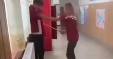 Stire din Eveniment : Imaginile cu un elev bătut cu bățul chiar de colegul său, virale pe internet. Iată ce a pățit agresorul