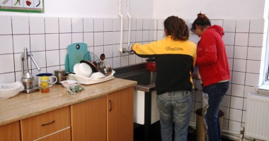 DRAMATIC / Bătute de soți și alungate de familie cu copiii în brațe! - 2