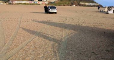 Băut şi drogat, a rămas cu maşina în nisip, pe plaja din Constanţa - 2