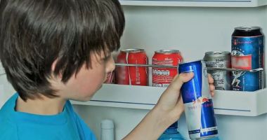Stire din Politică-Administrație : Simonis: Ţigările electronice şi băuturile energizante nu vor mai fi comercializate minorilor